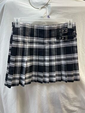 No boundaries Black & White pleated Plaid Mini Skirt with Buckle Detail sz 11-13